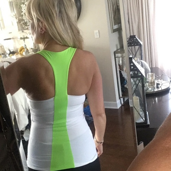 Nike sports top - Picture 3 of 7